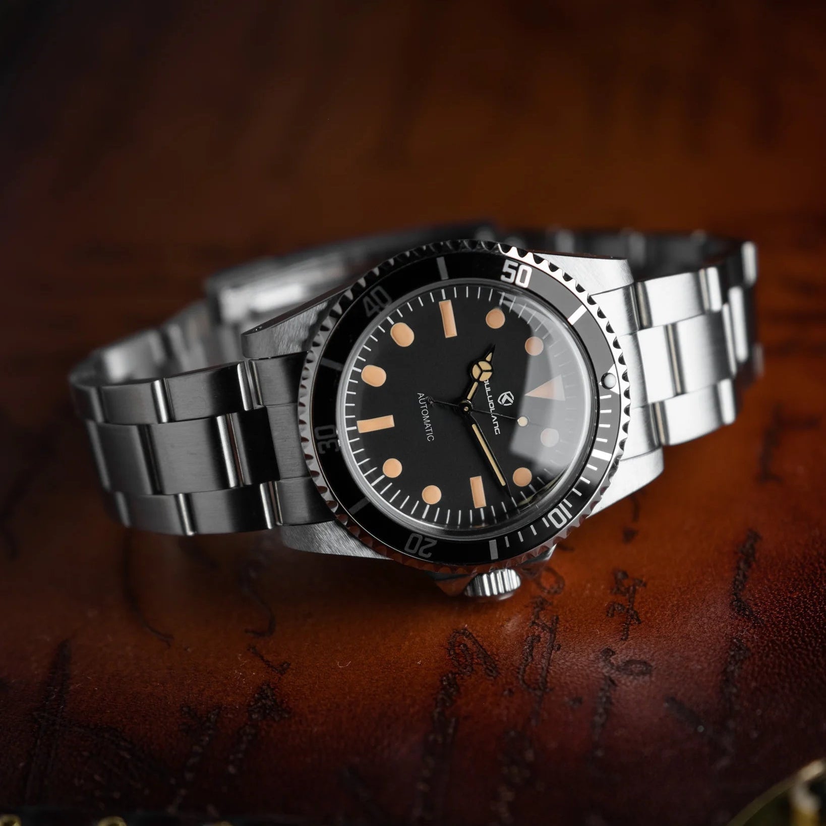 BLACK ACRYLIC VINTAGE DIVER